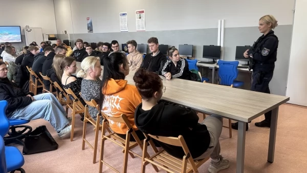 Tczew - Policjanci zachęcają maturzystów do służby