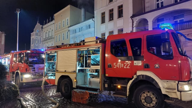 Tczew - Pożar na placu Hallera! Trzy osoby trafiły do szpitala [FOTO, WIDEO]