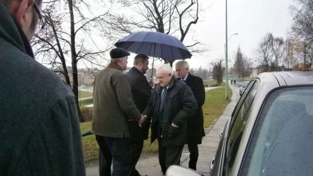 Tczew - Leszek Miller z wizytą w Tczewie. Oceniał stan zabytkowego mostu