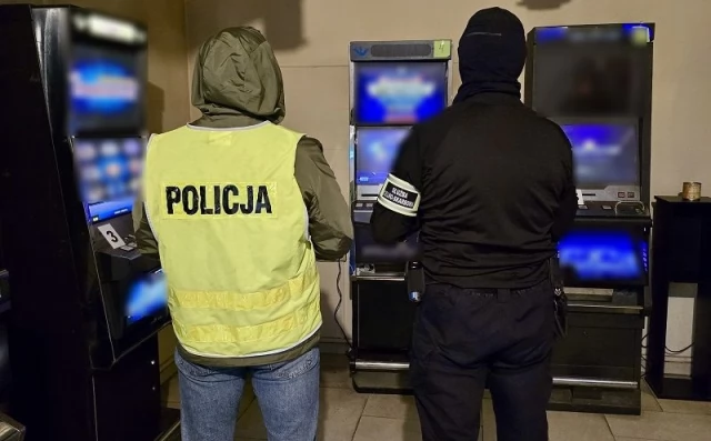 Tczew - "Ha*ardowy biznes" przerwany. Kilkanaście nielegalnych automatów w rękach służb