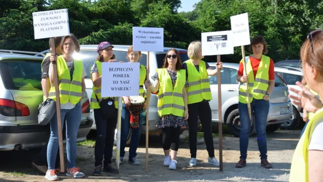 Tczew - Pracownicy inspekcji weterynaryjnej zablokowali dk 22. Walczą o godne płace