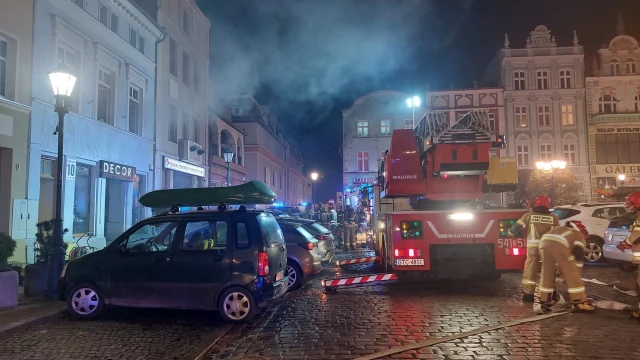 Tczew - Pożar na placu Hallera! Trzy osoby trafiły do szpitala [FOTO, WIDEO]