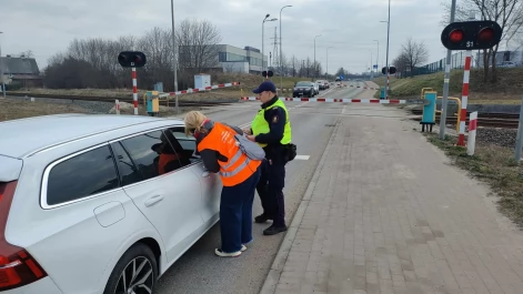 Tczew - "Wiosna uderza do głowy? Ty nie uderz w pociąg". Akcja na przejeździe w Tczewie