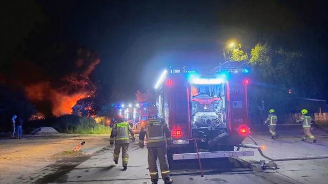 Tczew - Kłęby czarnego dymu nad Tczewem - trwa akcja gaśnicza