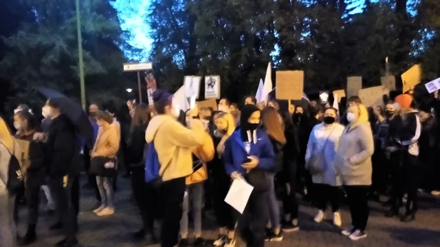 Tczew - Tłumy na ulicach Tczewa. Protest przeciw decyzji TK #PiekłoKobiet