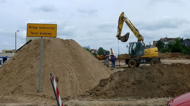 Tczew - Budowa ul. Nowosuchostrzyckiej. Wykonują roboty ziemne