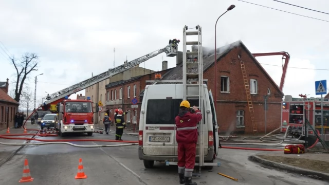 Tczew - Pożar na ulicy Czyżykowskiej. Trwa akcja gaśnicza, jedna osoba ranna