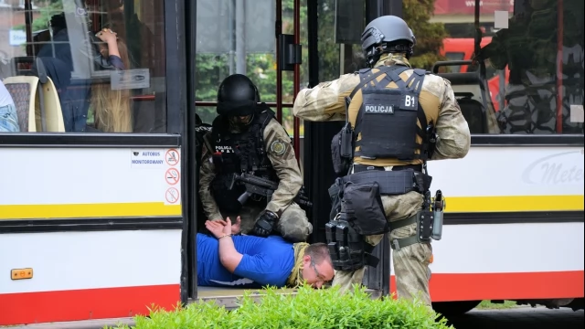 Tczew - Atak terrorystyczny na autobus - negocjacje przed ratuszem