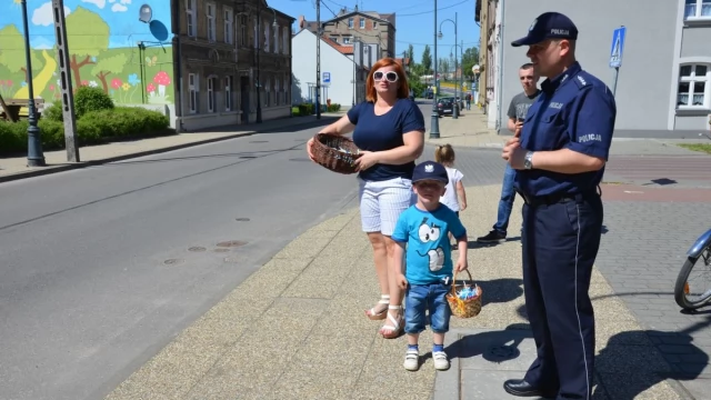 Tczew - Dziś  Dzień Dobrych Uczynków - policjanci sypnęli... lizakami