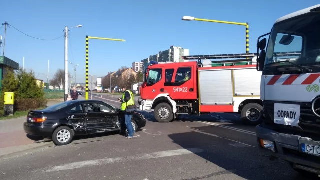Tczew - Kociewska/Żwirki. Zderzenie osobówki ze śmieciarką