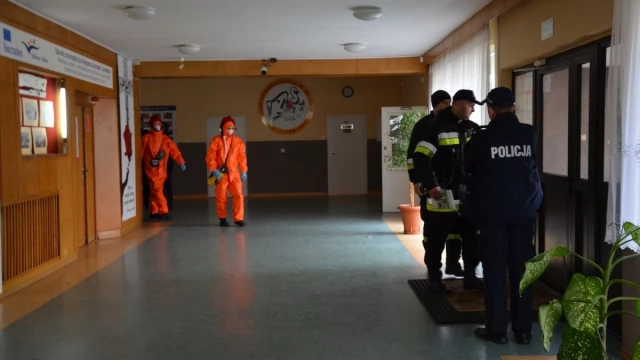Tczew - 500 uczniów ewakuowanych z "Ekonomika". Ktoś rozpylił nieznaną substancję. Akcja również w SP1 [AKTUALIZACJA]