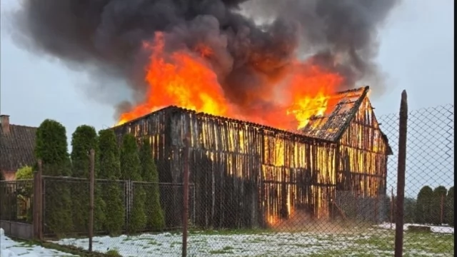 Tczew - Pożar w Rajkowach. Spłonęły budynki gospodarcze