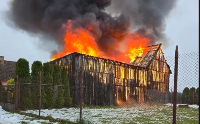 Tczew - Pożar w Rajkowach. Spłonęły budynki gospodarcze