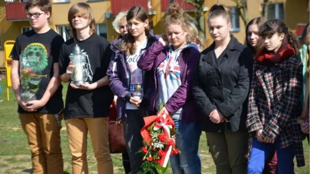 Tczew - Przy Dębie Katyńskim uczczono ofiary katastrofy z 2010 roku