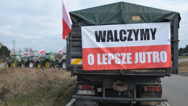 Tczew - Rolnicze miasteczko na rondzie w Czarlinie. Jest nawet trumna [WIDEO]