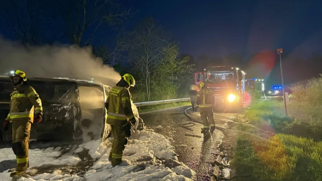 Tczew - VW spłonął na lokalnej drodze
