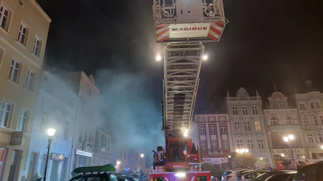 Tczew - Pożar na placu Hallera! Trzy osoby trafiły do szpitala [FOTO, WIDEO]