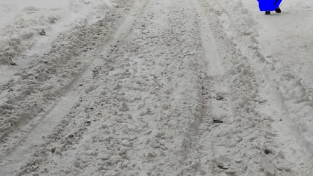 Tczew - Służby w akcji. Auto zawisło na śniegu, torując przejazd