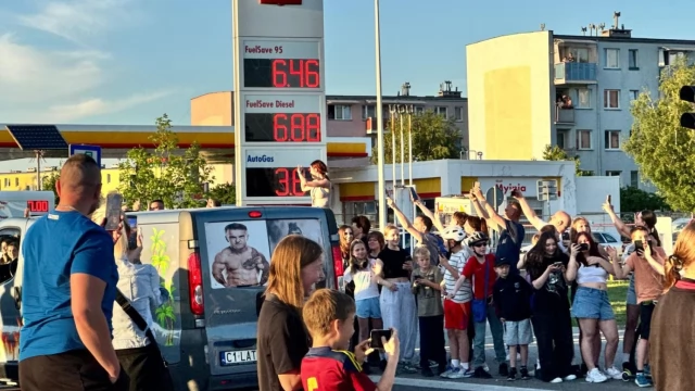 Tczew - Łatwogang przejechał przez Tczew w drodze po rekord i zdrowie dzieci!