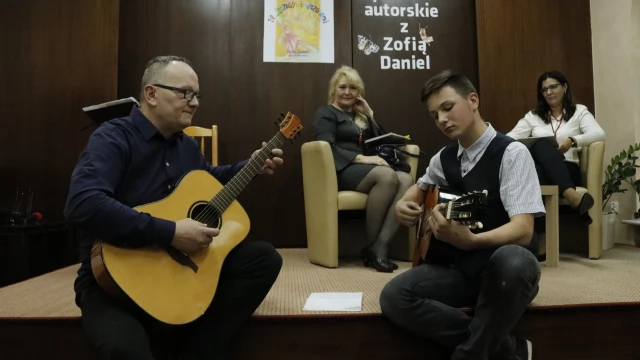 Tczew - Co kryje się "za tęczowymi drzwiami"? Promocja tomiku poetyckiego Zofii Daniel w tczewskiej bibliotece