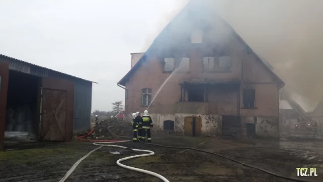Tczew - Olbrzymi pożar w Swarożynie. Płonie stara gorzelnia