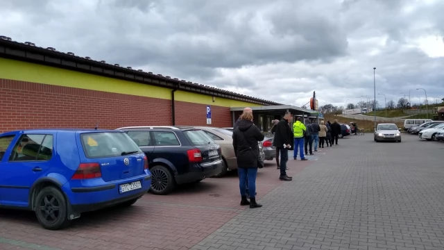 Tczew - Kolejki przed sklepami po wprowadzeniu nowych przepisów