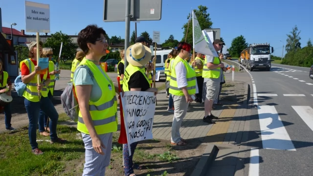 Tczew - Pracownicy inspekcji weterynaryjnej zablokowali dk 22. Walczą o godne płace