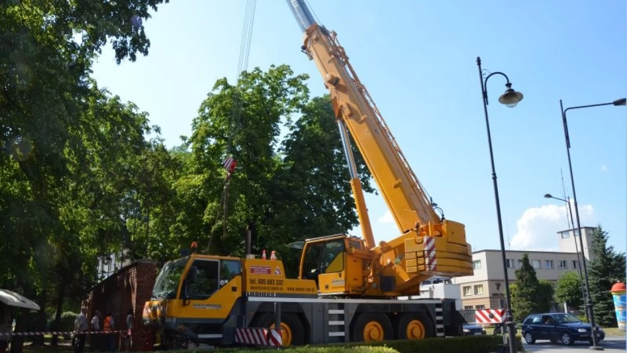 Tczew - Kilkunastotonowy głaz pojawił się w centrum Tczewa