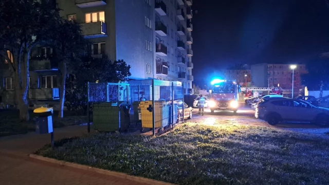 Tczew - Nocny pożar w wieżowcu. Płomienie buchały przez okno