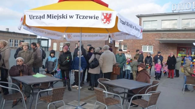 Tczew - Jaja przed dworcem - wielkie smażenie strusiej jajecznicy