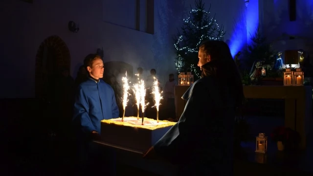 Tczew - Modlitwa, tort i sto lat na narodziny Jezusa. Pasterka w kościele szkolnym