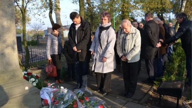 Tczew - Upamiętnili jeńców wojennych pochowanych na Suchostrzygach