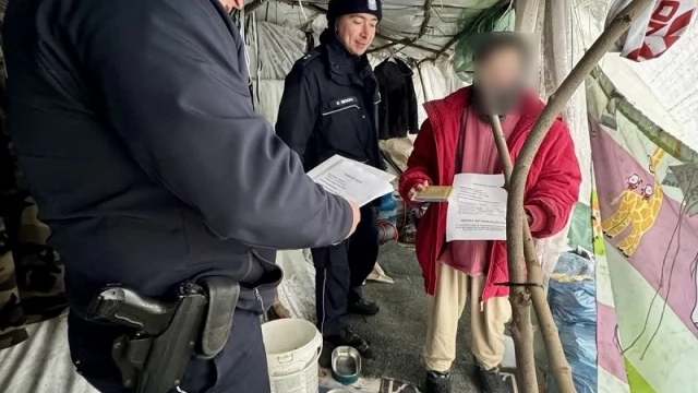 Tczew - Nie są sami w mroźne dni. Policjanci i pracownicy GOPS pomagają osobom w kryzysie bezdomności