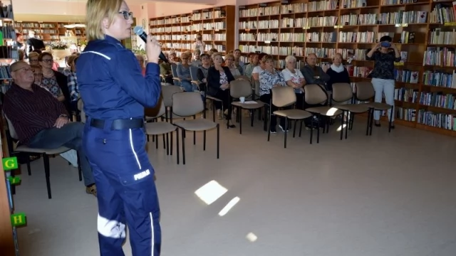 Tczew - Policjanci ostrzegali seniorów przed zagrożeniami