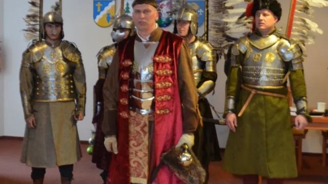 Tczew - Nowy radny powiatowy. Na ślubowanie przybył w asyście... husarii