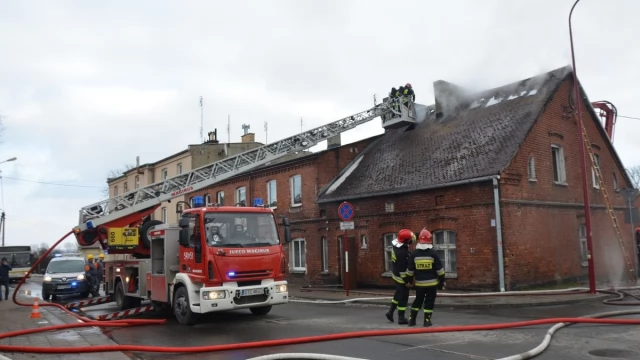 Tczew - Pożar na ulicy Czyżykowskiej. Trwa akcja gaśnicza, jedna osoba ranna