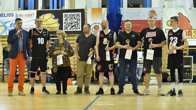 Tczew - Mecz Gwiazd zakończył jubileuszową X edycję Tczewskiej Amatorskiej Ligi Koszykówki