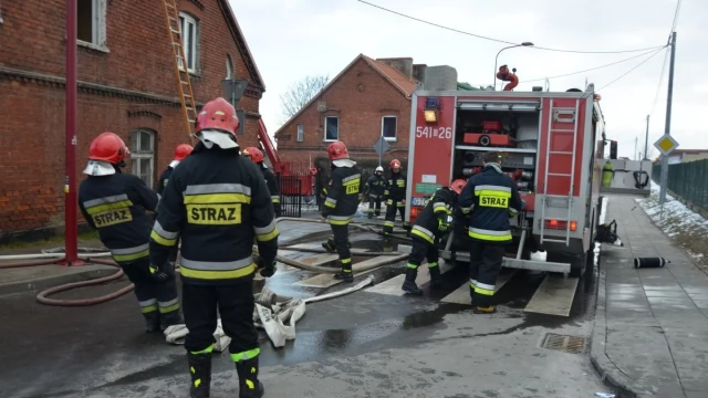 Tczew - Pożar na ulicy Czyżykowskiej. Trwa akcja gaśnicza, jedna osoba ranna