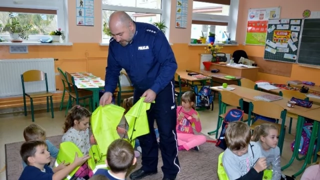 Tczew - Policjanci uczą najmłodszych bezpieczeństwa