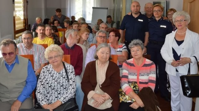 Tczew - Policjanci uczyli seniorów, jak nie dać się oszustom