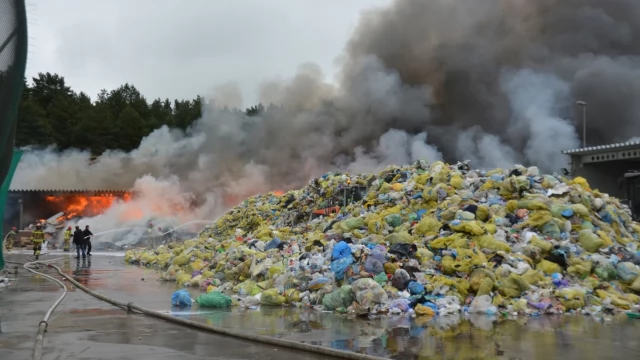 Tczew - Pożar na placu sortowani odpadów ZUOS - kilka zastępów walczy z ogniem