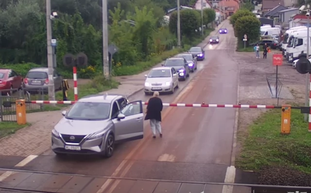 Tczew - Kolejny groźny incydent na tym samym przejeździe w Gdańsku. Kolejarze apelują: na przejeździe nie ryzykujmy swoim życiem!