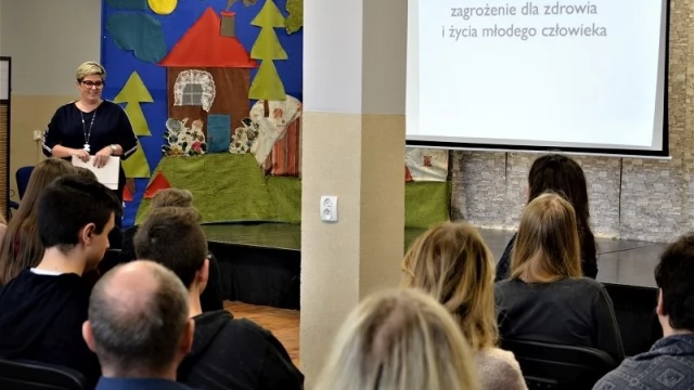 Tczew - "Narkotyki, dopalacze, środki odurzające" - policjanci spotkali się z młodzieżą