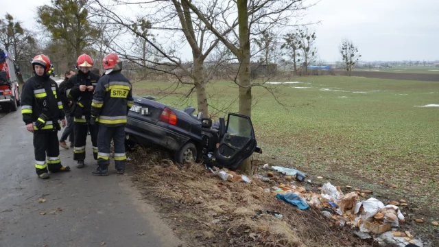Tczew - Wypadek w Narkowach. Ranna osoba uwięziona w aucie