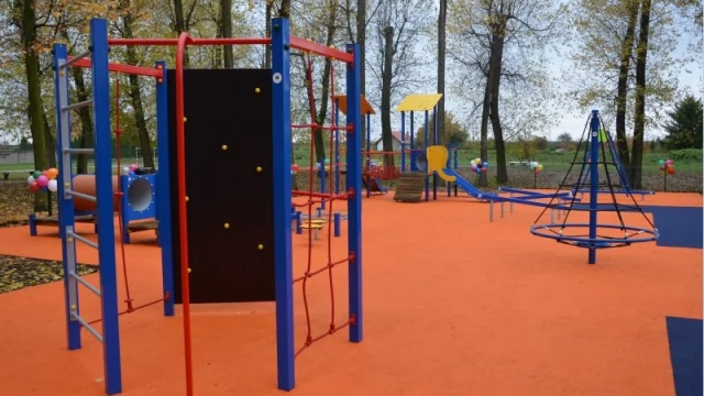 Tczew - Najmłodsi z "ósemki" mają już "radosny" plac zabaw
