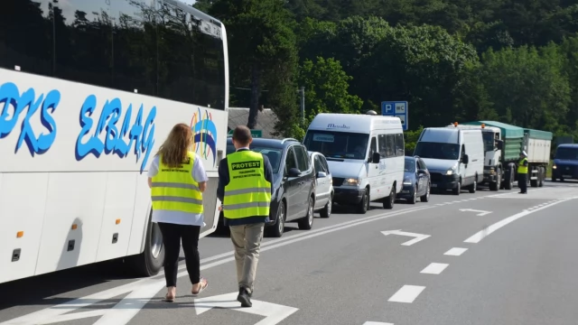 Tczew - Pracownicy inspekcji weterynaryjnej zablokowali dk 22. Walczą o godne płace