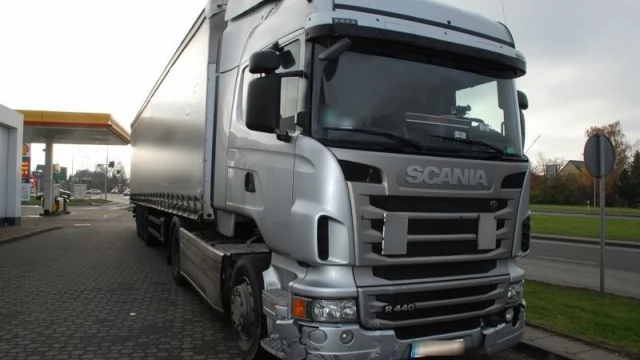 Tczew - Ciężarówka wjechała na czerwonym - siła uderzenia wyrzuciła auto z drogi