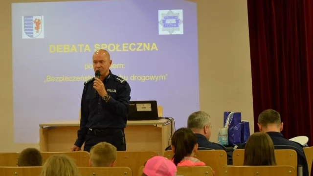 Tczew - "Bezpieczeństwo w ruchu drogowym" - policjanci zorganizowali debatę 
