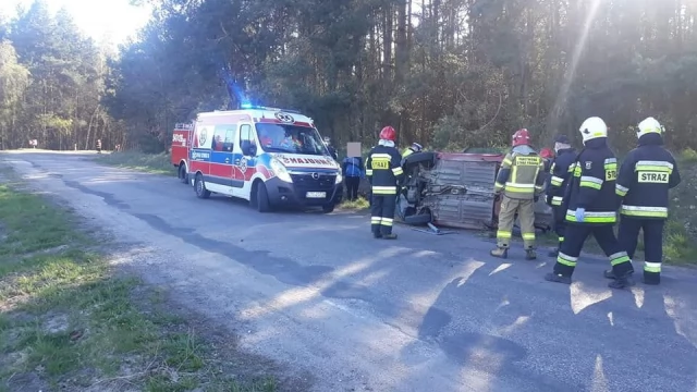 Tczew - Wielgłowy. Osobówka na boku na poboczu jezdni