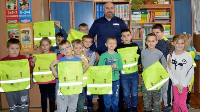 Tczew - Policjanci uczą najmłodszych bezpieczeństwa